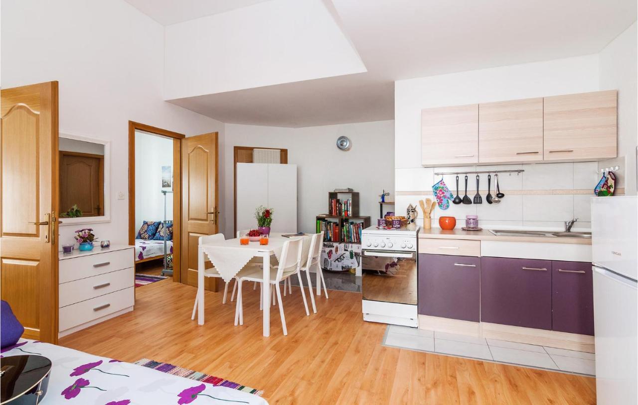 Nice Apartment In Vinjerac With Kitchen Exterior photo